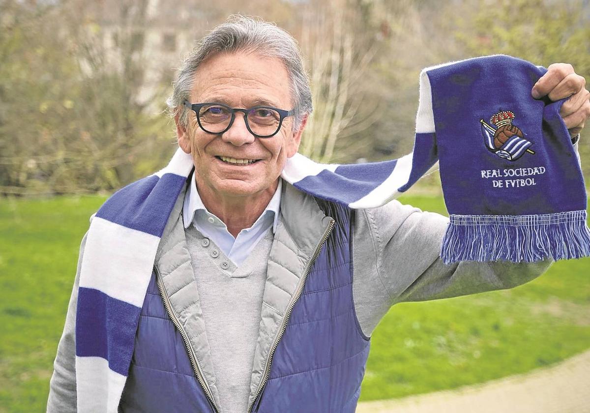 Salva Iriarte, con una bufanda blanquiazul, confía ciegamente en las opciones de la Real para plantarse en una nueva final de Copa.