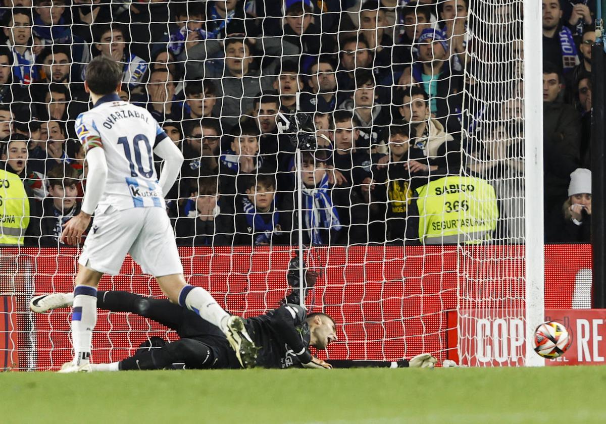 Mikel Oyarzabal, autor del gol del empate, falla en la tanda de penaltis.