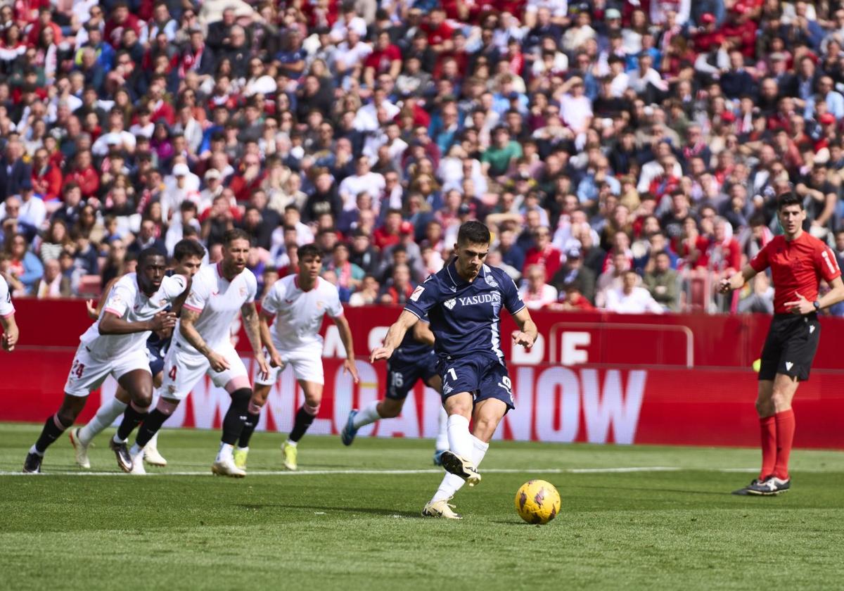 qAndré Silva se dispone a trasformar el penalti ayer en el Sánchez Pizjuán.