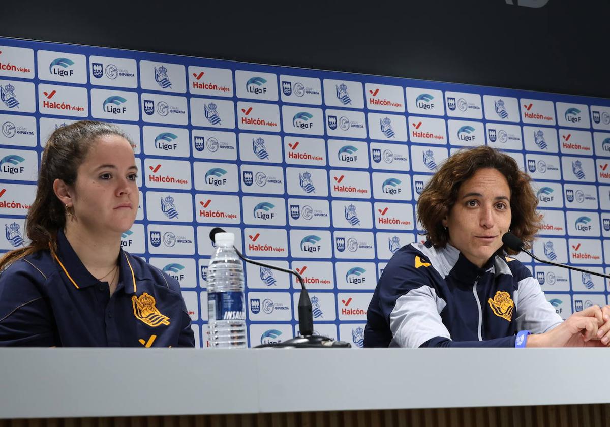 Nerea Eizagirre y Natala Arroyo, en la sala de prensa de Zubieta