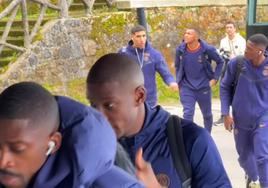 La expedición del PSG a su llegada al Hotel Monte Igueldo.