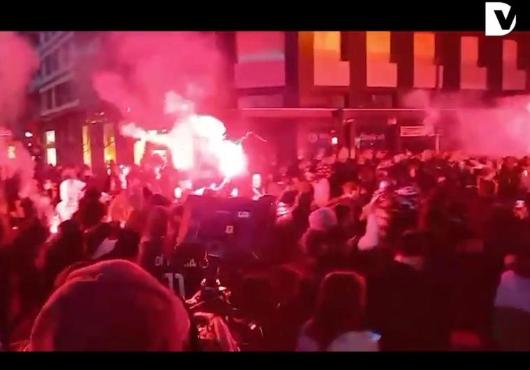 Bengalas, palos y caras tapadas: así ha sido el desfile de los aficionados del PSG