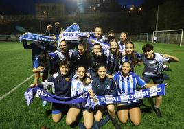 Un grupo de jugadoras del Intxaurdi, club que solo tiene equipos femeninos, posa en el campo César Benito de Donostia para mandar ánimos a las realistas para el partido de hoy.
