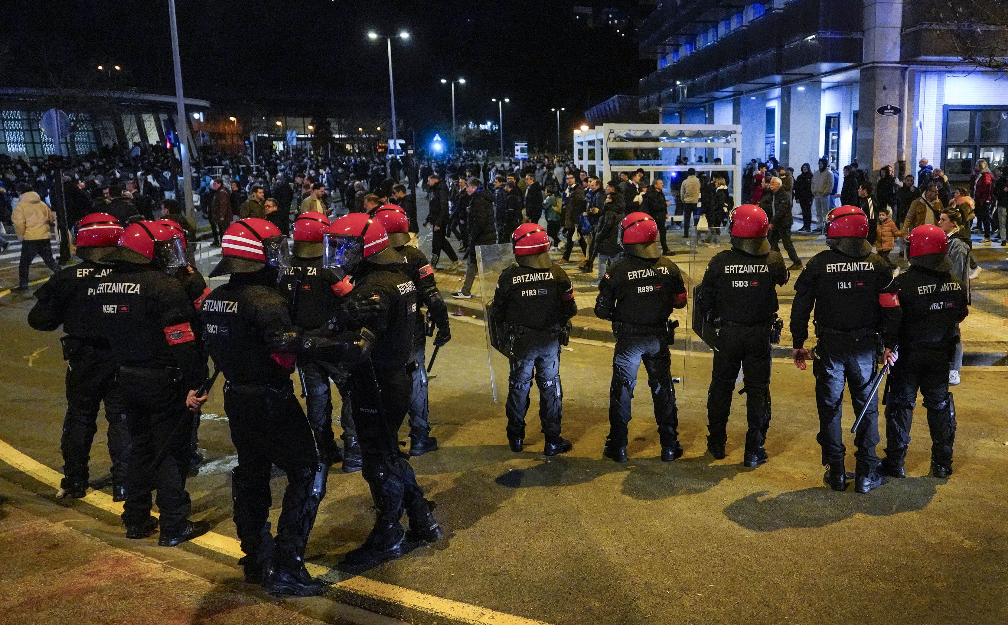 Dispositivo de seguridad de la Ertzaintza en los aledaños de Anoeta donde resultó herida la mujer.