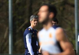 Imanol Alguacil observa el entrenamiento de la Real de este jueves.