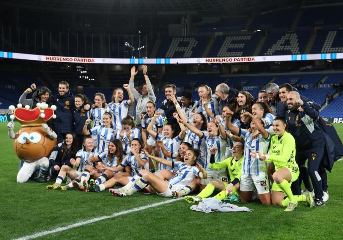 Las jugadoras de la Real celebran el pase a la final.