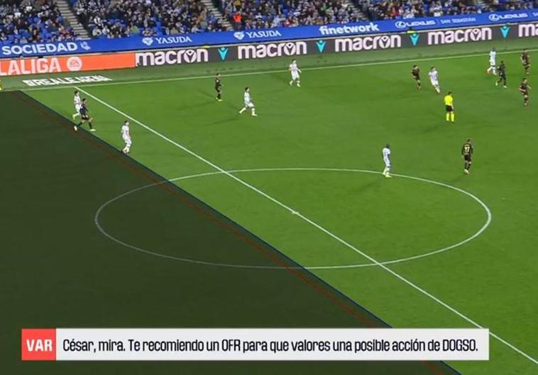 Frame de la acción y la conversación entre Pizarro Gómez, Soto Grado y sus asistentes en el duelo entre Real y Cádiz.