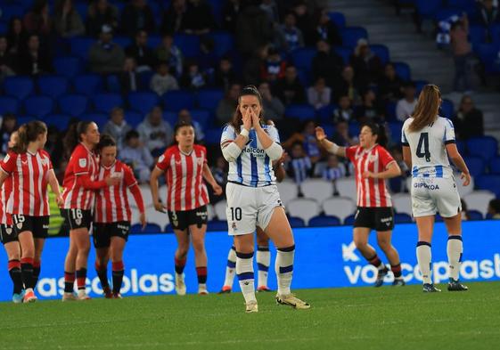 Nerea Eizagirre se lamenta mientras las jugadoras del Athletic celebran de fondo el tanto de la victoria.