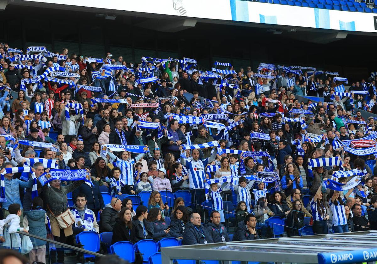 Los aficionados despliegan sus bufandas cuando el equipo accede al verde.