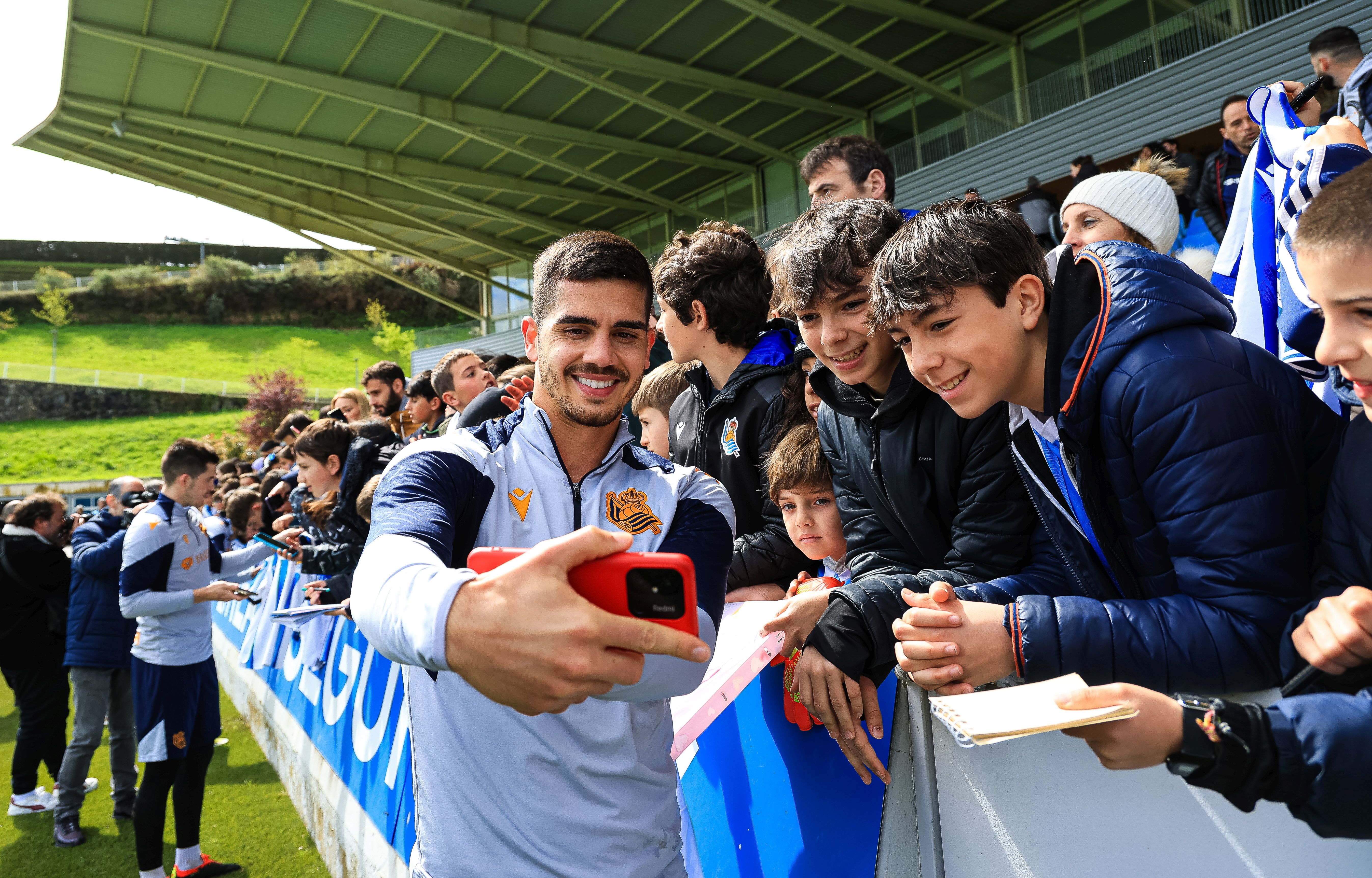 La Real se da un baño de masas en el entrenamiento en Zubieta