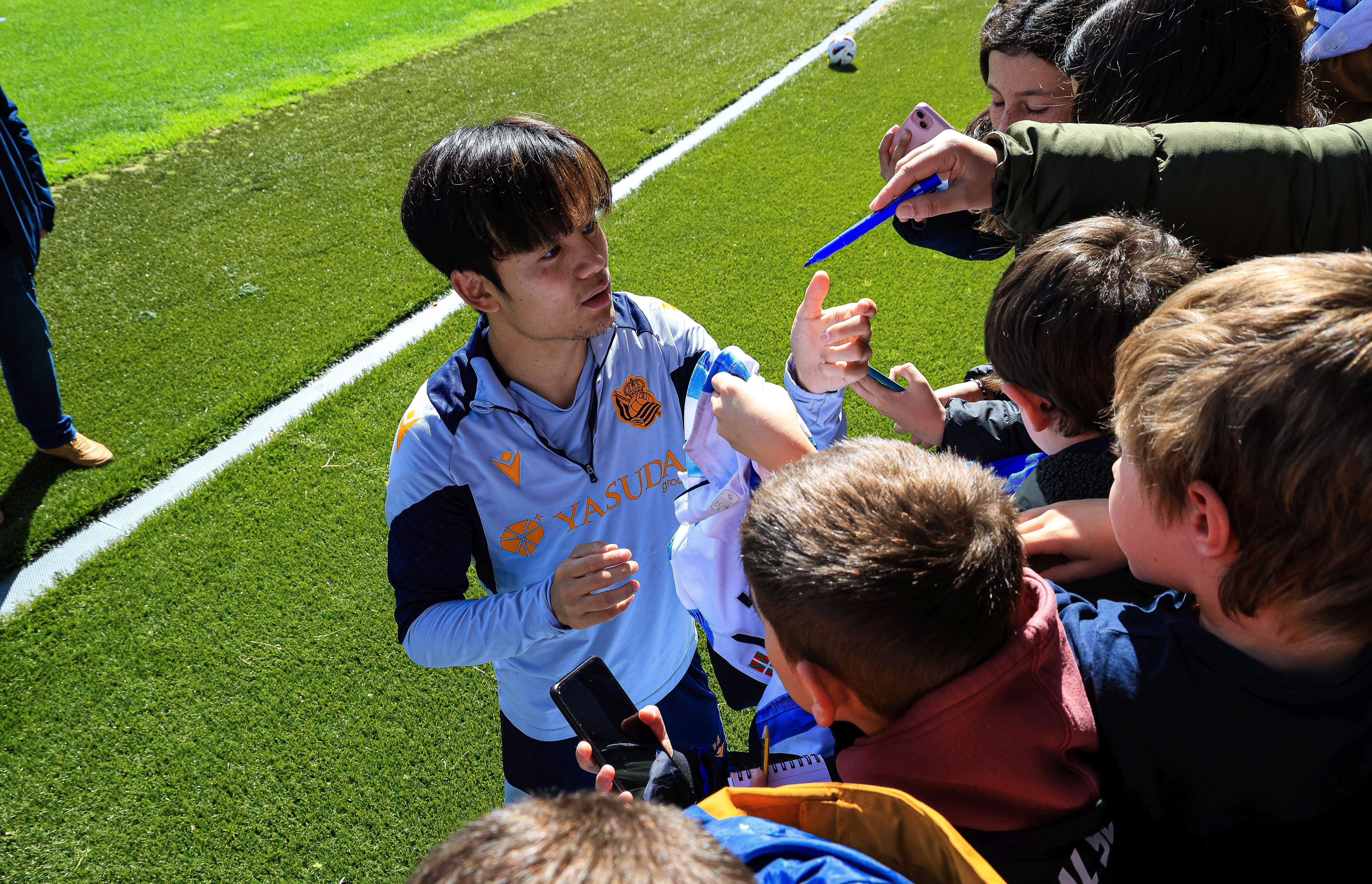 La Real se da un baño de masas en el entrenamiento en Zubieta