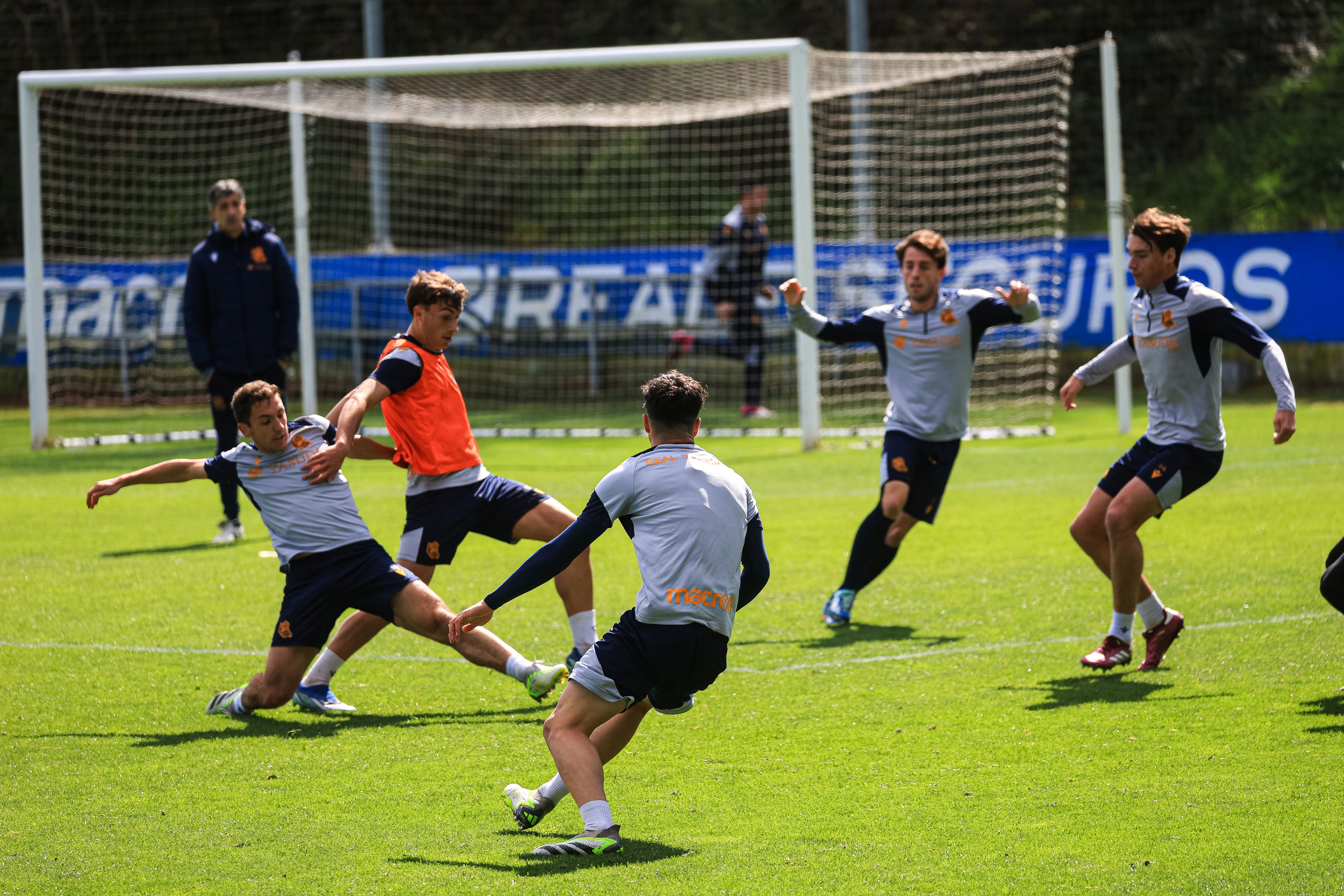 La Real se da un baño de masas en el entrenamiento en Zubieta