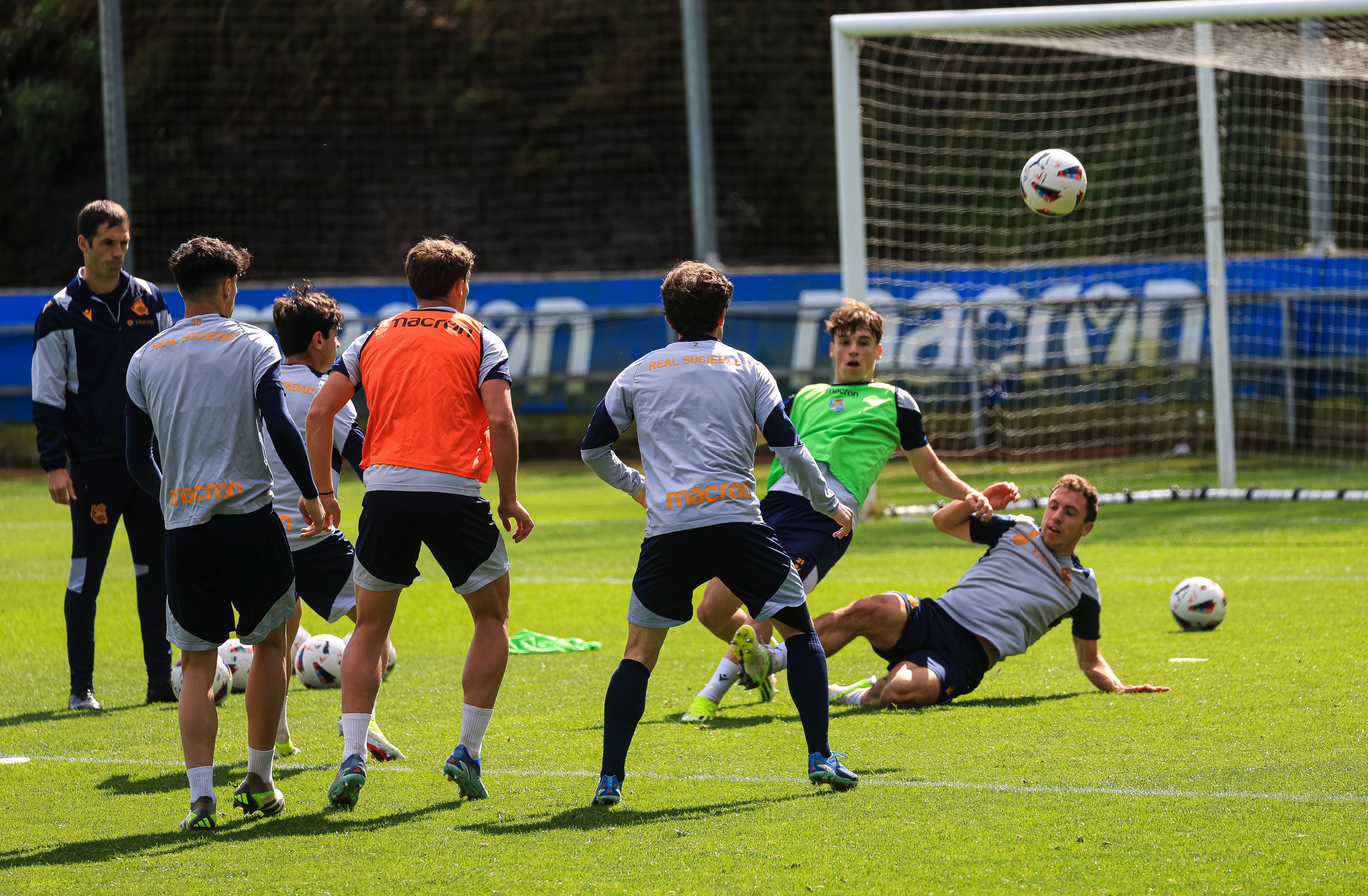 La Real se da un baño de masas en el entrenamiento en Zubieta