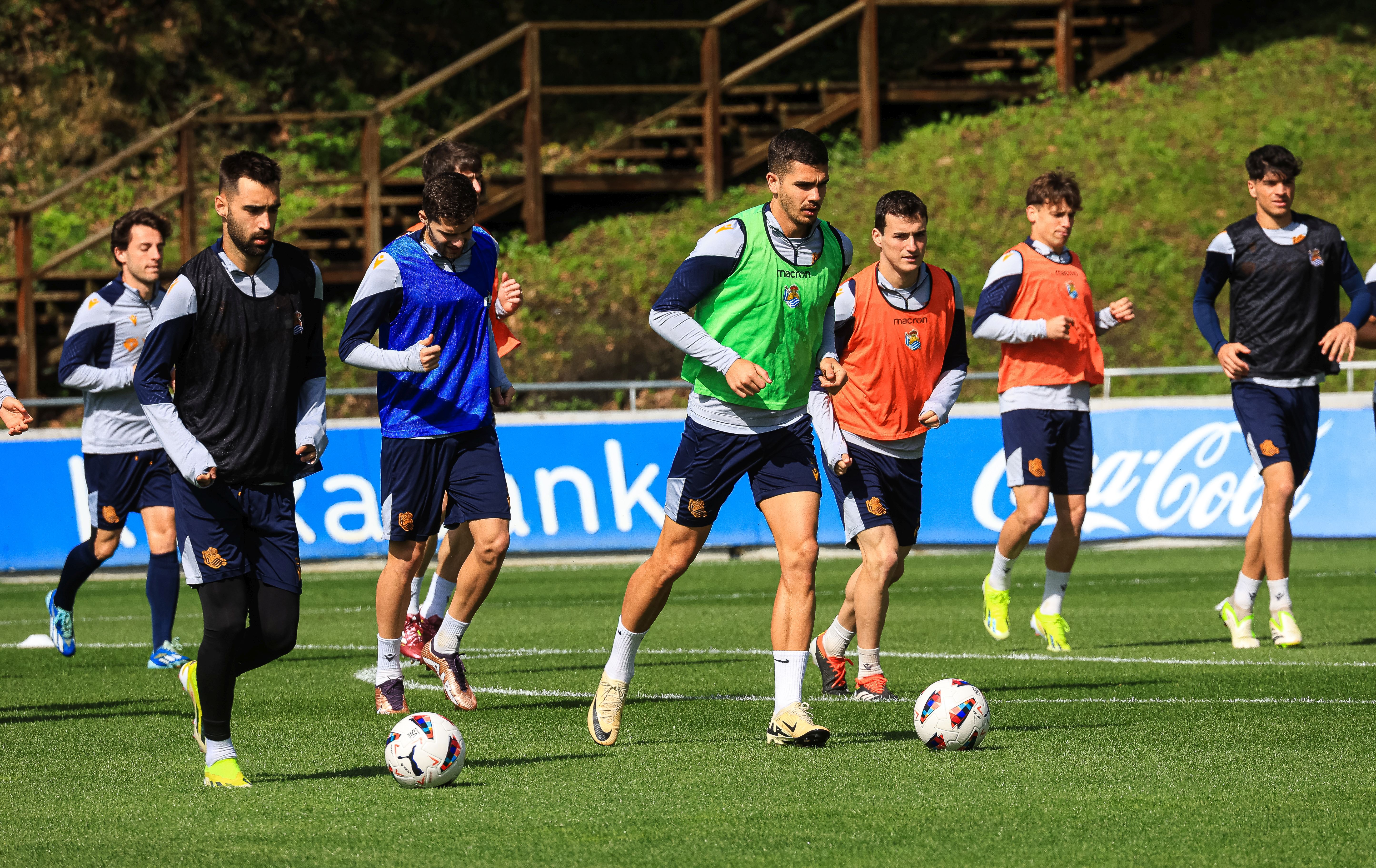 La Real se da un baño de masas en el entrenamiento en Zubieta