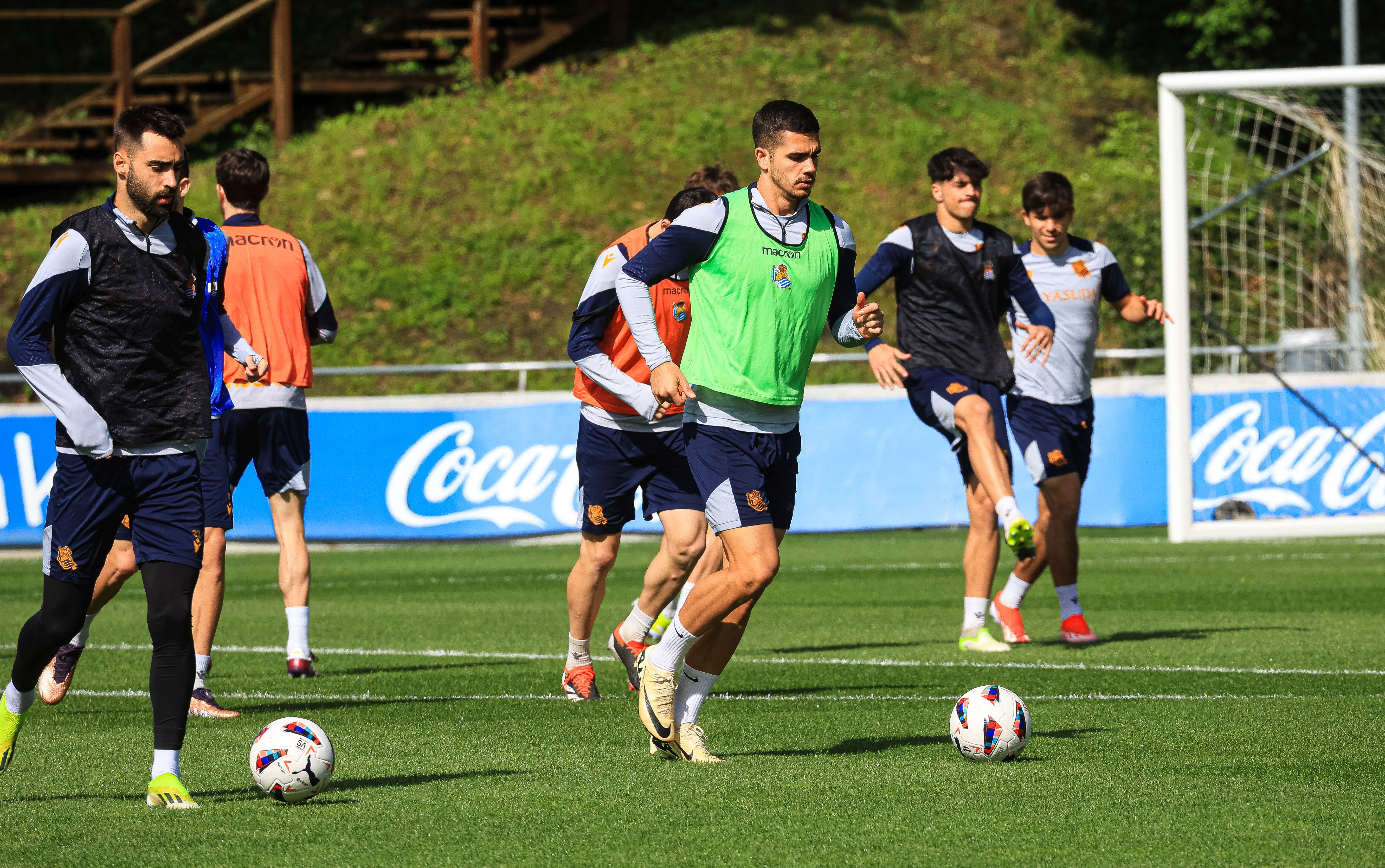 La Real se da un baño de masas en el entrenamiento en Zubieta