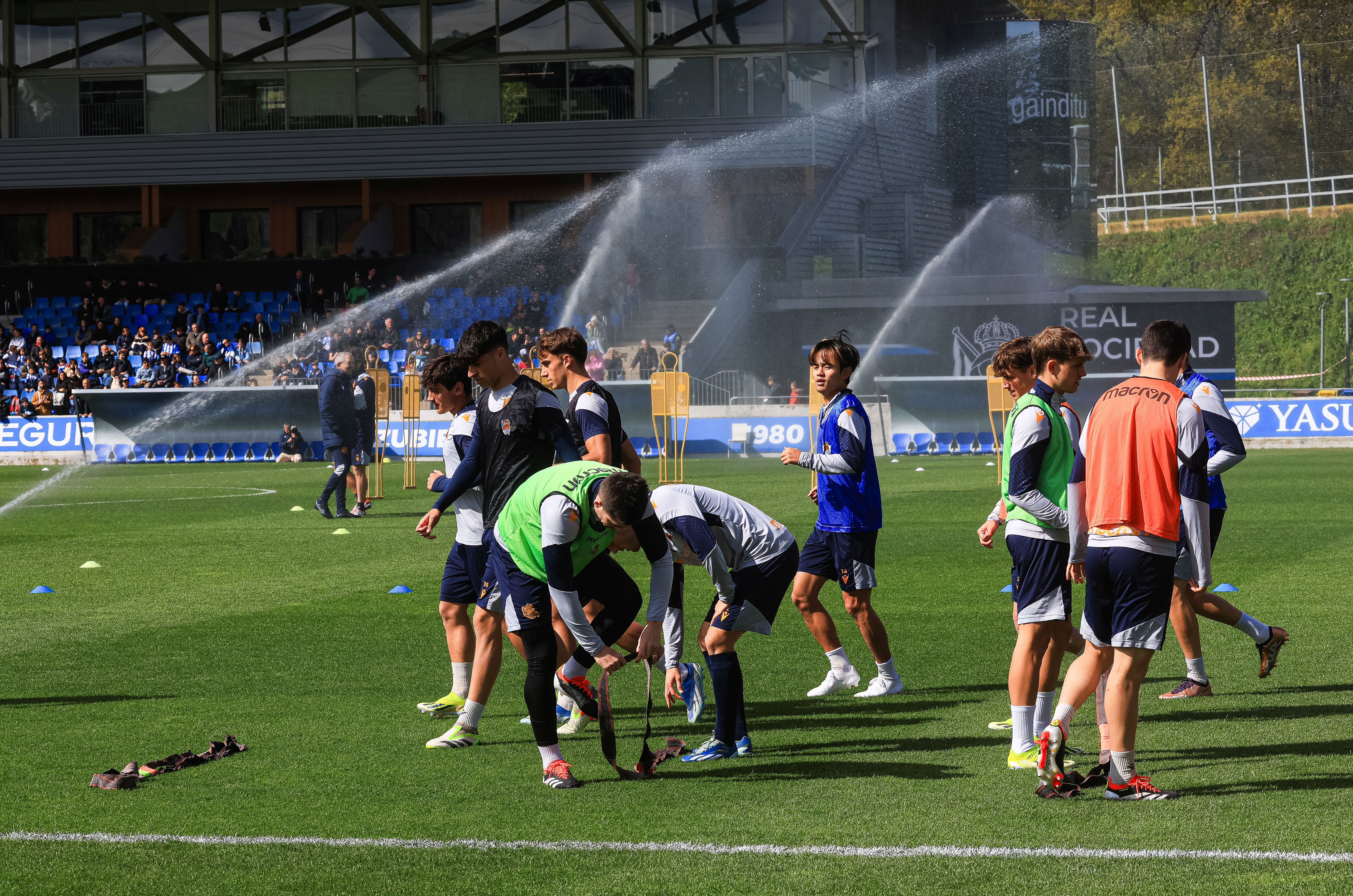 La Real se da un baño de masas en el entrenamiento en Zubieta