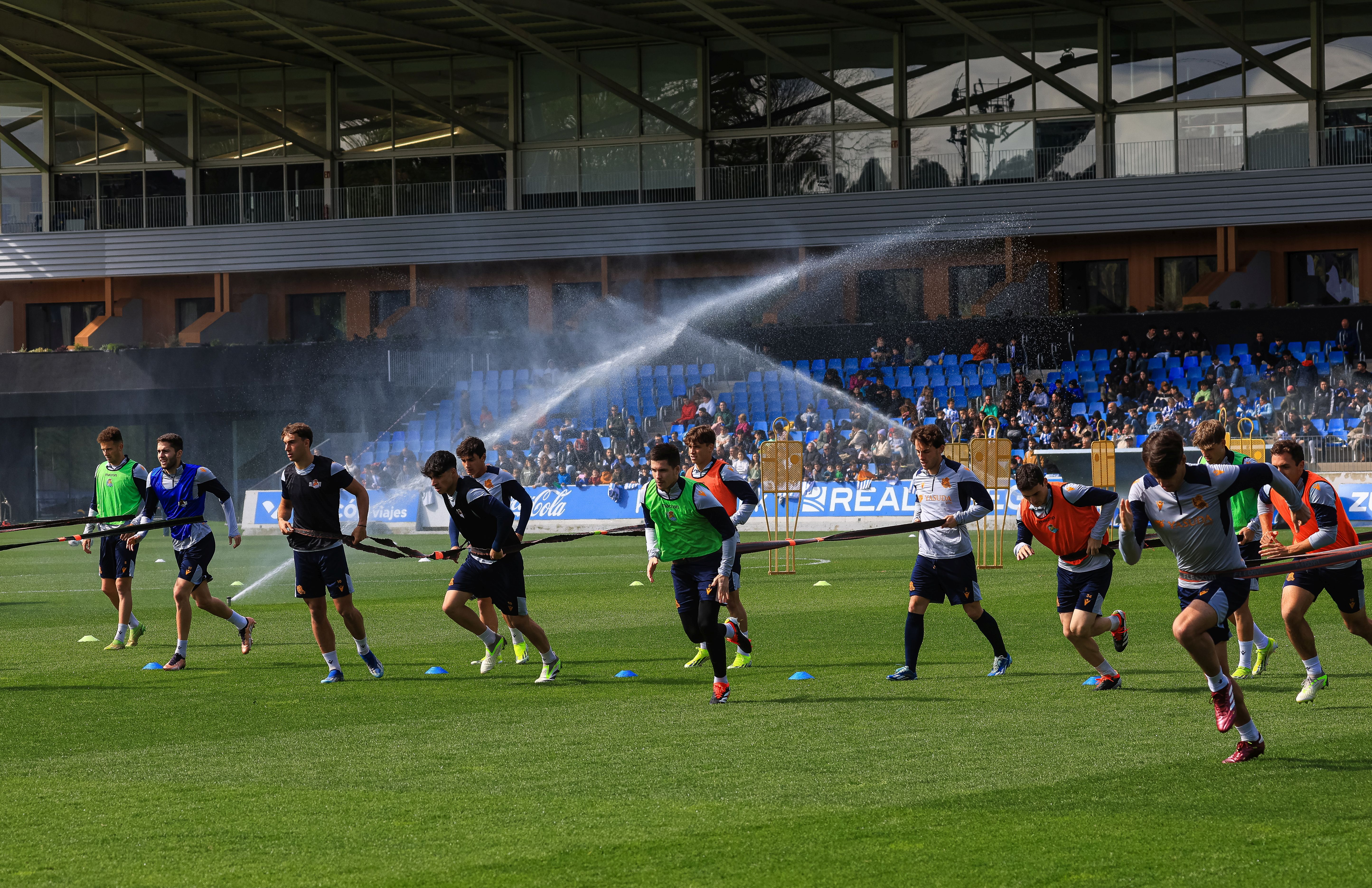 La Real se da un baño de masas en el entrenamiento en Zubieta