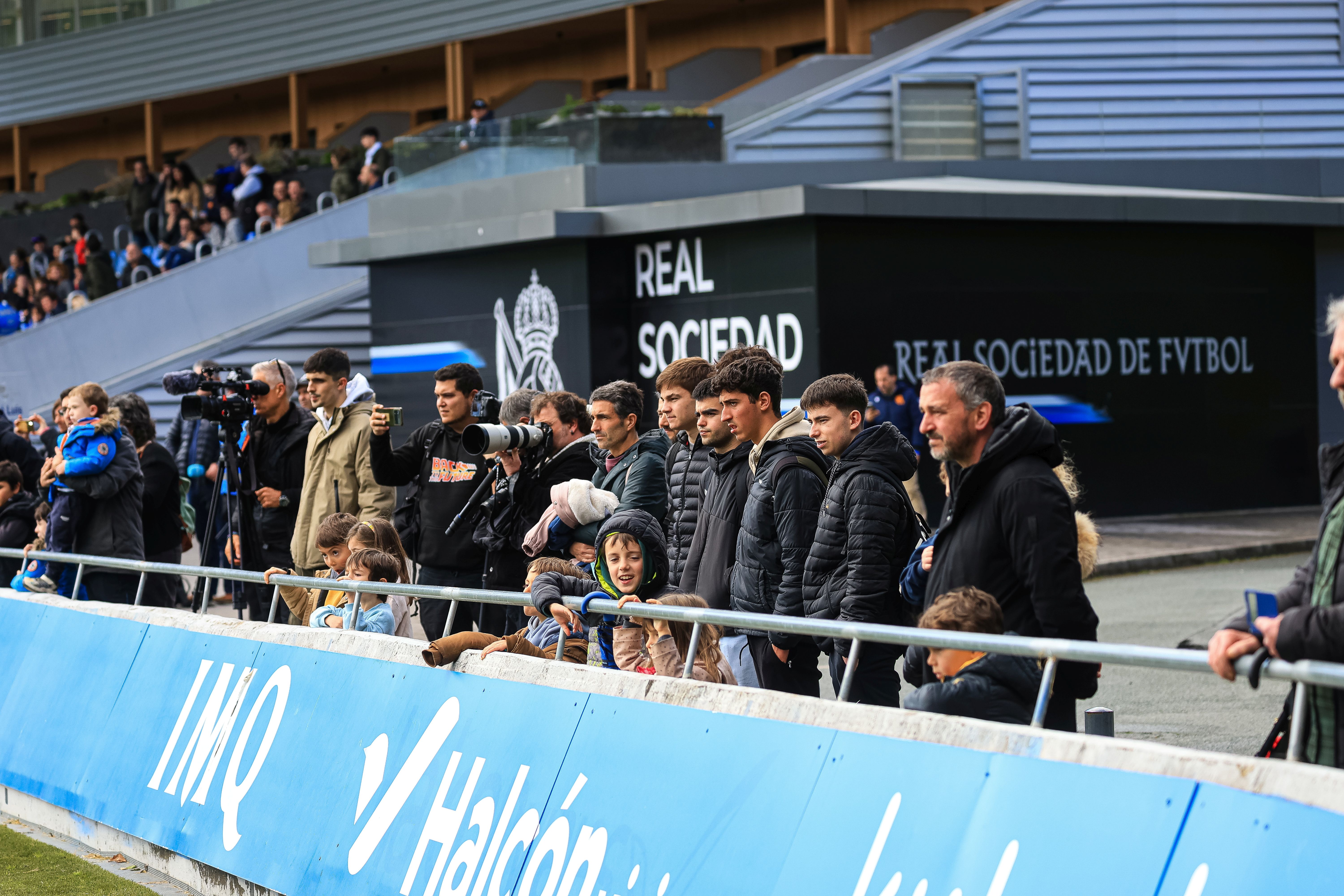 La Real se da un baño de masas en el entrenamiento en Zubieta