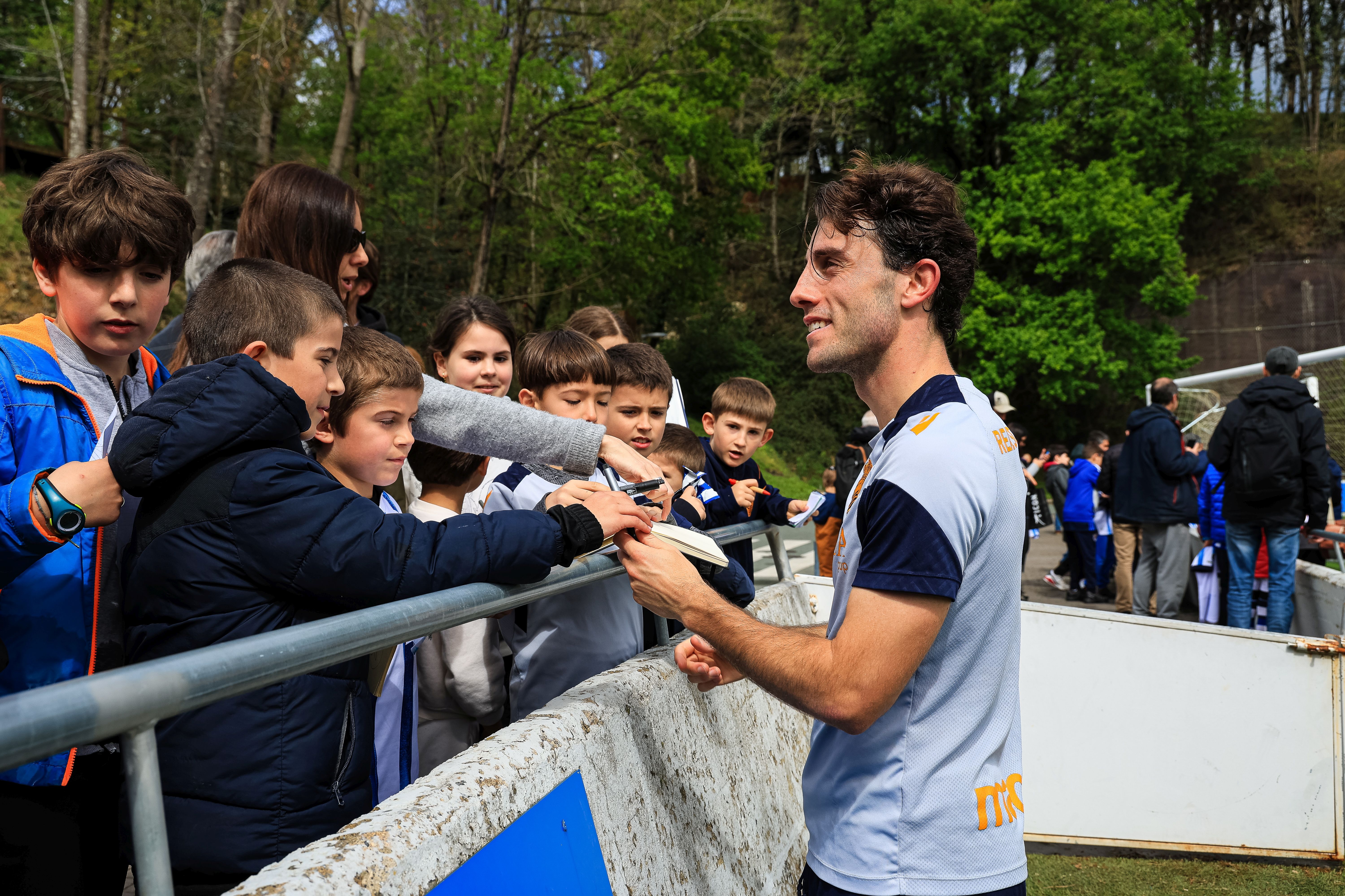 La Real se da un baño de masas en el entrenamiento en Zubieta
