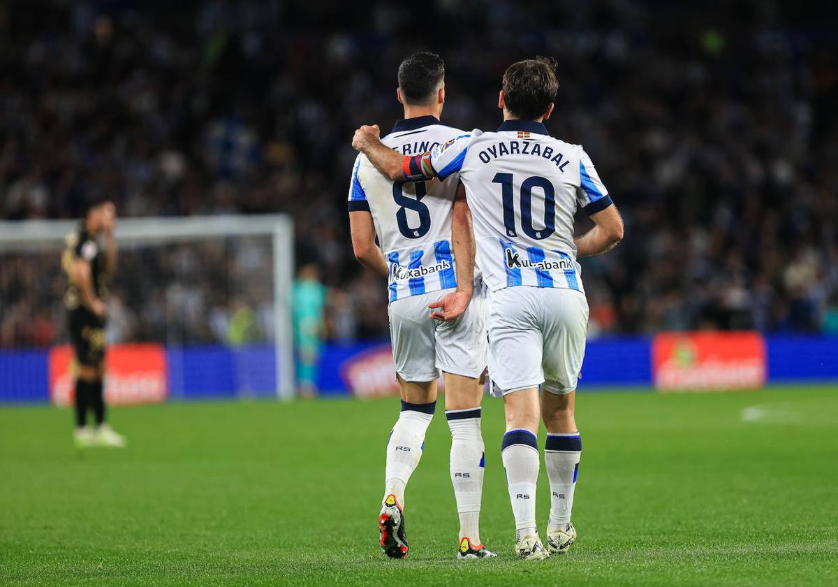 Mikel Merino y Mikel Oyarzabal celebran el gol que abrió el marcador ante el Cádiz.