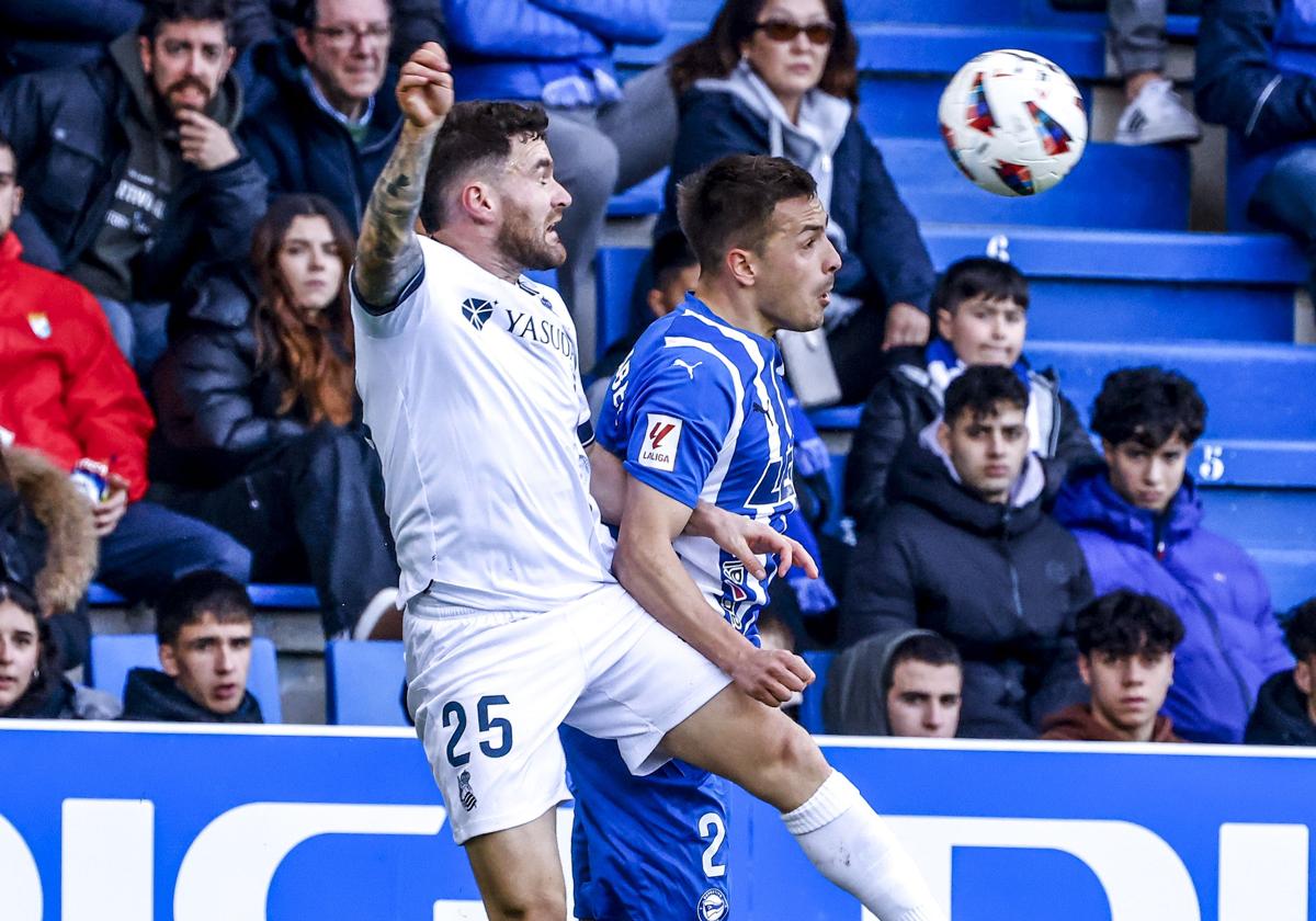 Javi Galán salta a por un balón con Andoni Gorosabel, durante el partido de ayer en Mendizorrotza.