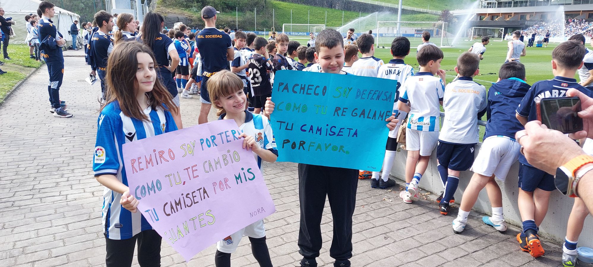 Cientos de aficionados arropan a la Real en Zubieta