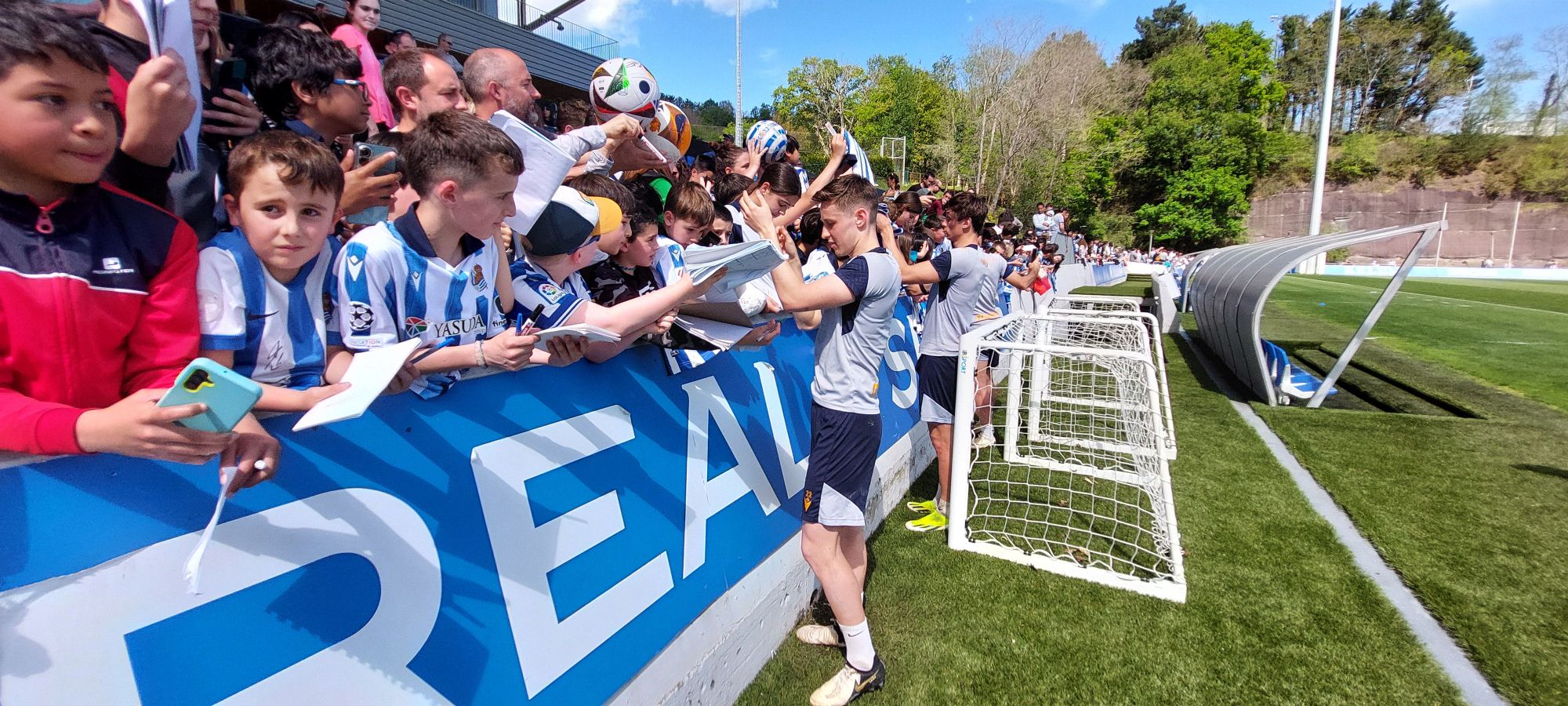 Cientos de aficionados arropan a la Real en Zubieta