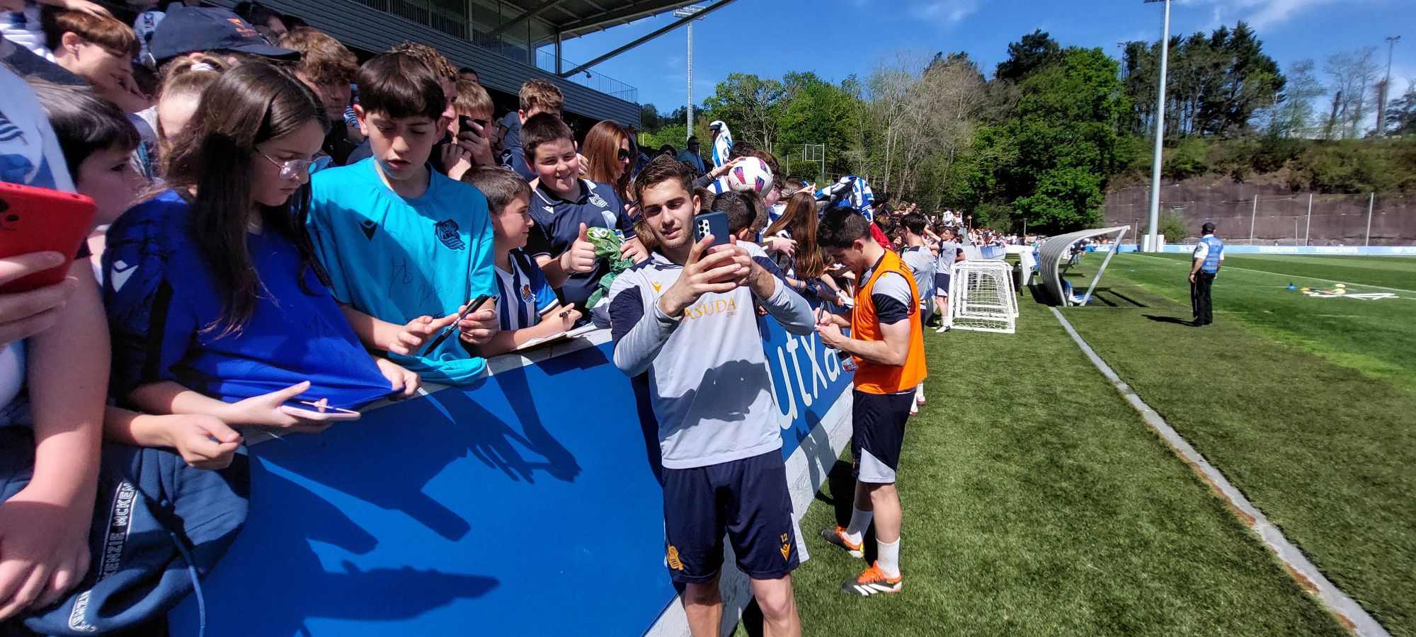 Cientos de aficionados arropan a la Real en Zubieta