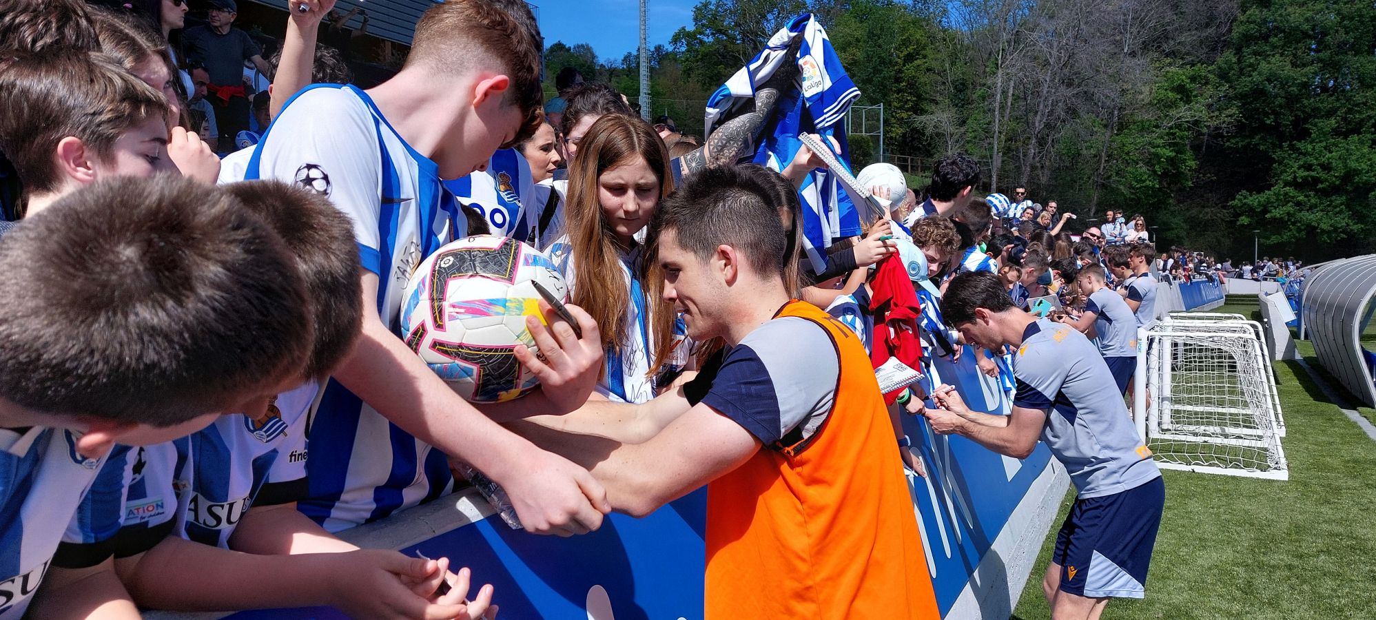 Cientos de aficionados arropan a la Real en Zubieta