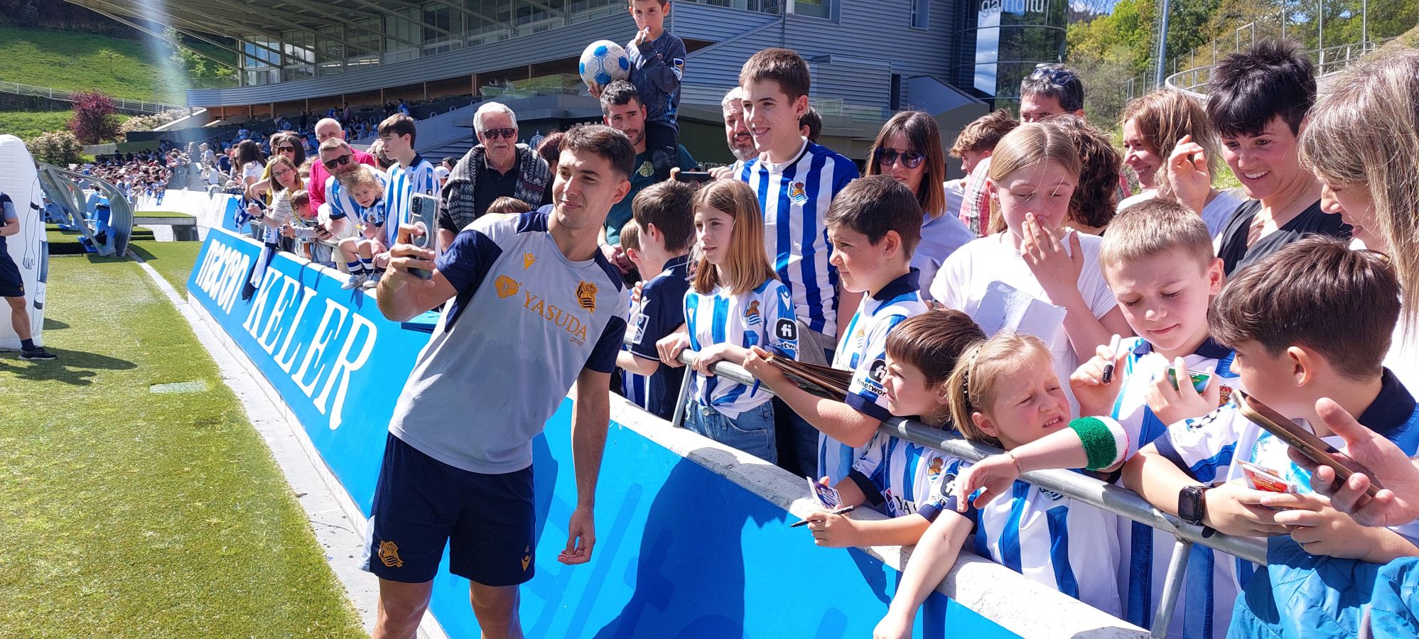 Cientos de aficionados arropan a la Real en Zubieta