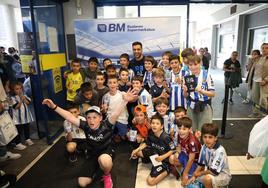 Baño de masas de Mikel Merino en el supermercado BM de Lasarte-Oria