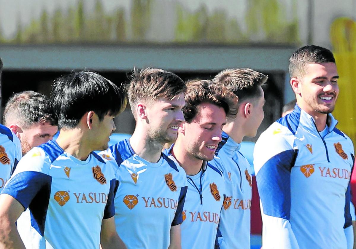 Kubo, Tierney, Odriozola, Turrientes y André Silva aparecen sonrientes en Zubieta.