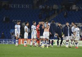 Los jugadores de la Real expresan su frustración tras ver cómo volaron dos puntos de oro de Anoeta ante el Almería.