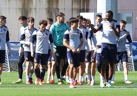 La plantilla realista salta a entrenarse al césped de Zubieta.