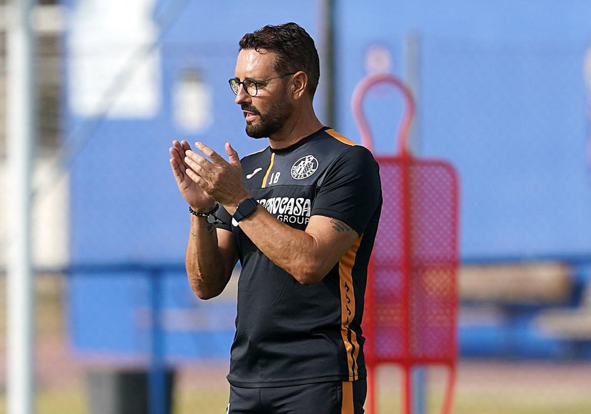 Bordalás da instrucciones a sus jugadores en un entrenamiento.