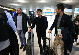 Silva, en el aeropuerto de Biarritz, en su última aparición oficial con la Real antes de viajar a París.