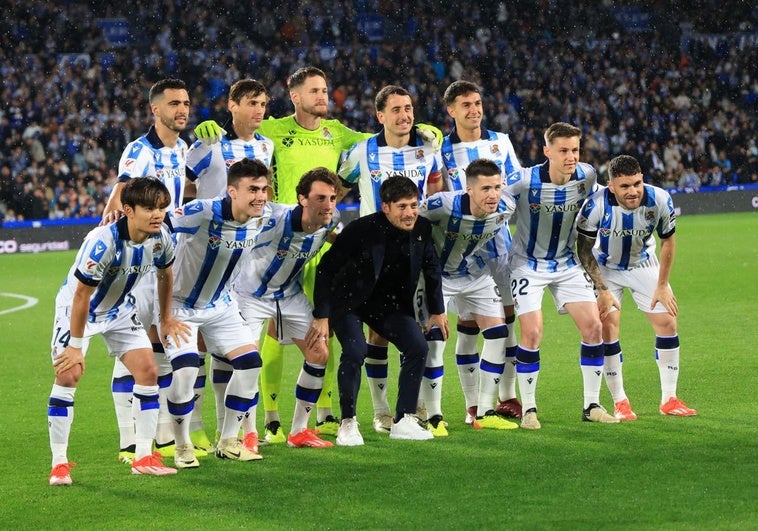 David Silva posa con el once titular de la Real Sociedad.