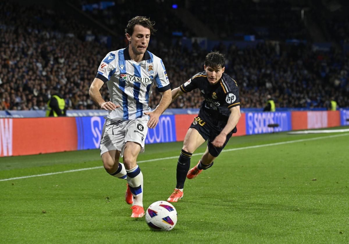 Odriozola busca el centro ante Fran García.