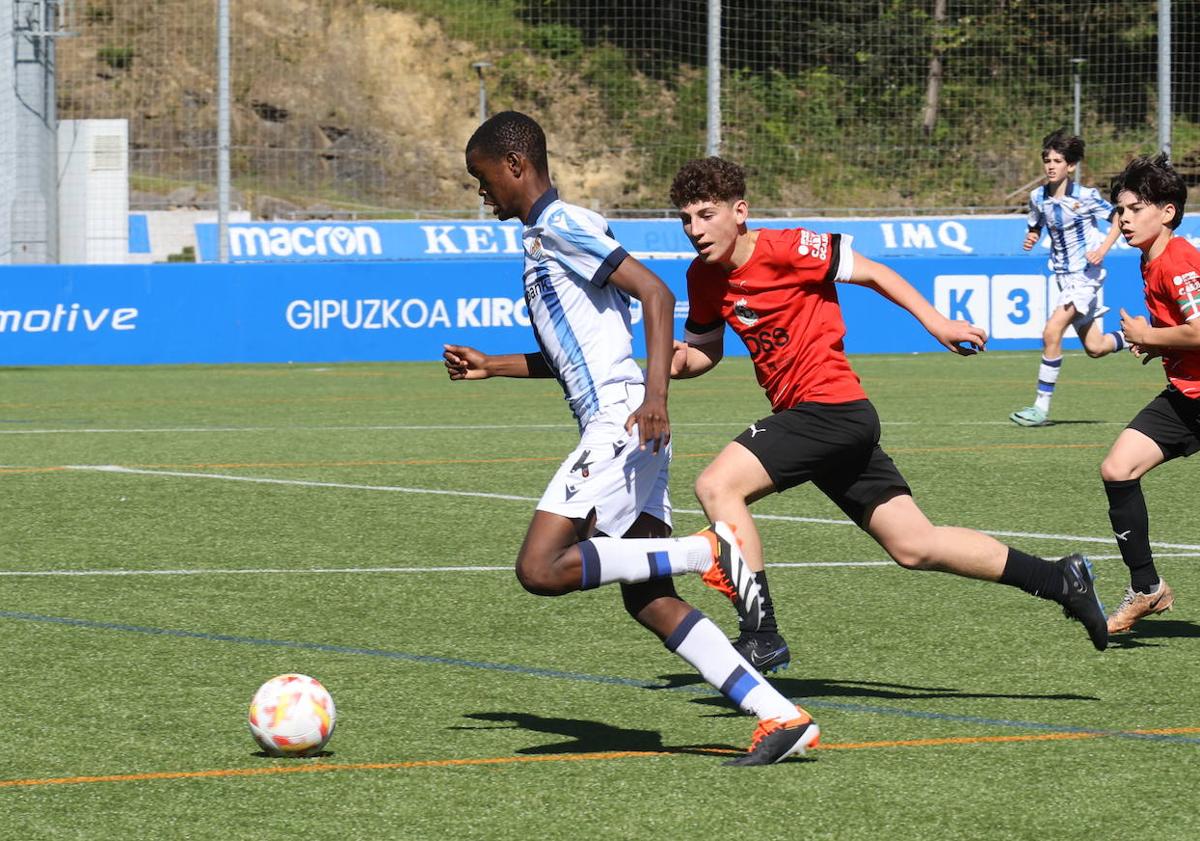 Imagen principal - Varias acciones de Alogo durante el partido