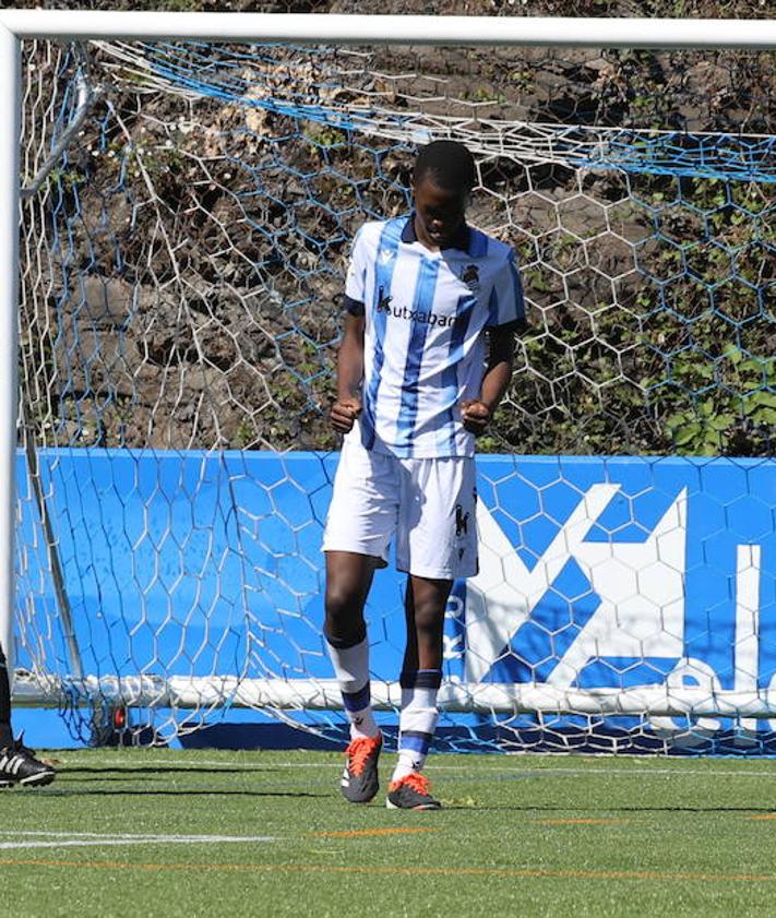 Imagen secundaria 2 - Varias acciones de Alogo durante el partido
