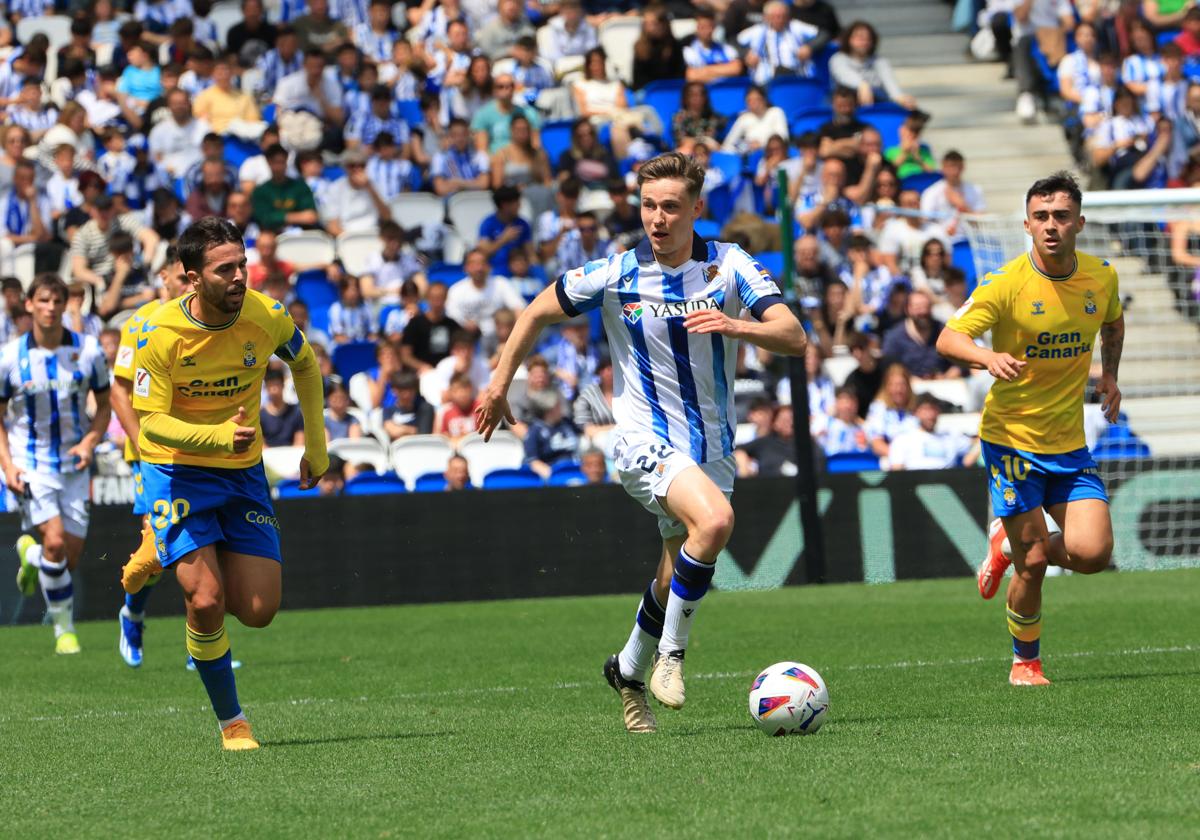 Turrientes avanza con el balón.