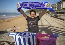 Corazón dividido. Laura Gómez posa con las camisetas de la Real y el Barça, los dos equipos en los que jugó, en el malecón de Zarautz.