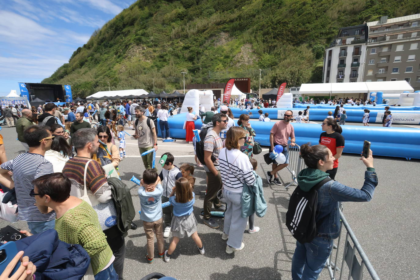 Gran ambiente en la fan zone de Sagüés