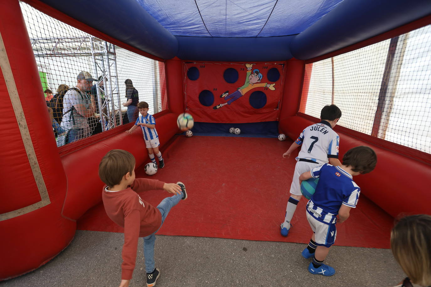 Gran ambiente en la fan zone de Sagüés