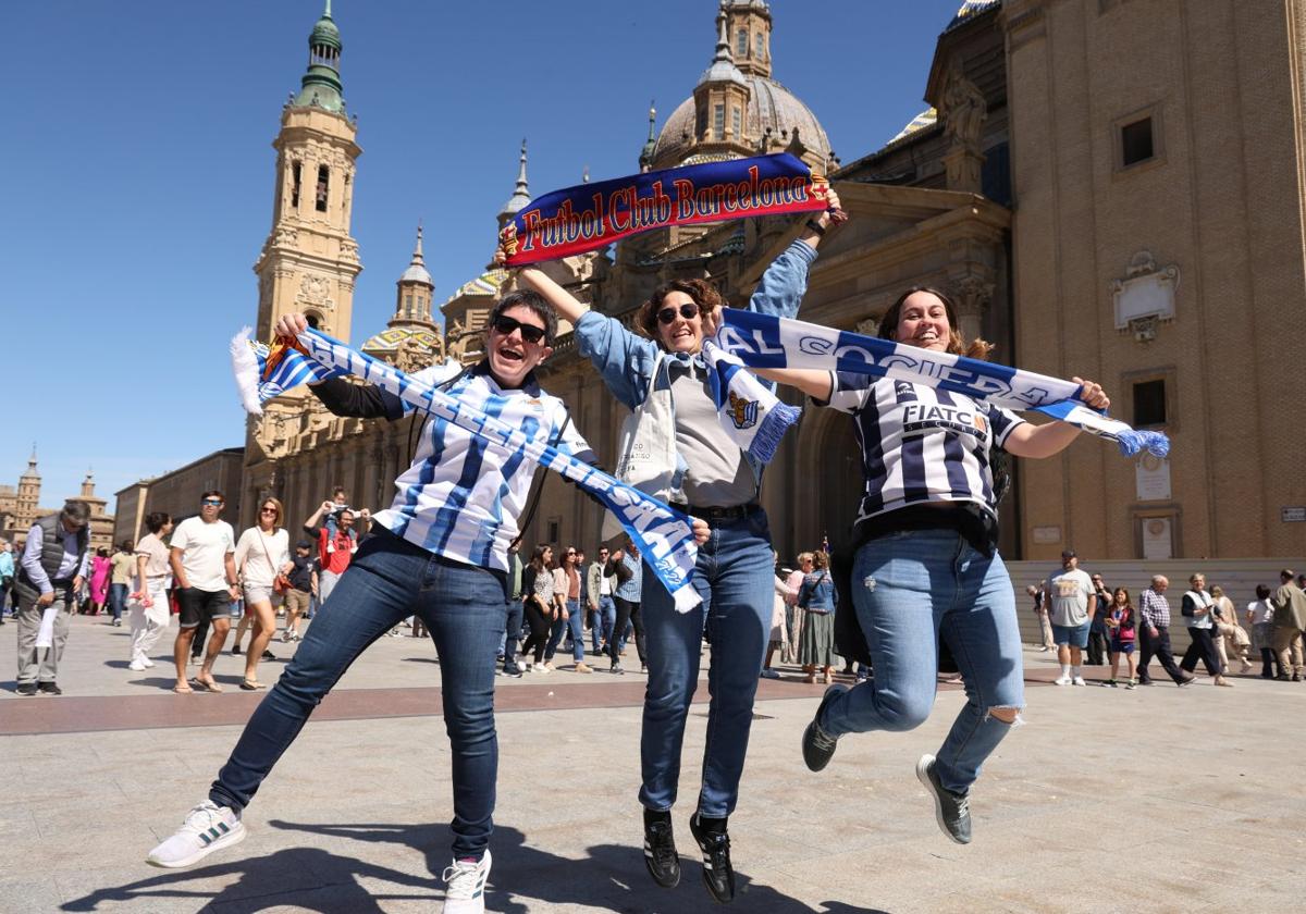Sentimiento. Las bergararras Amaia, Maitane y Argiñe saltancon sus camisetas de la Real delante de El Pilar.