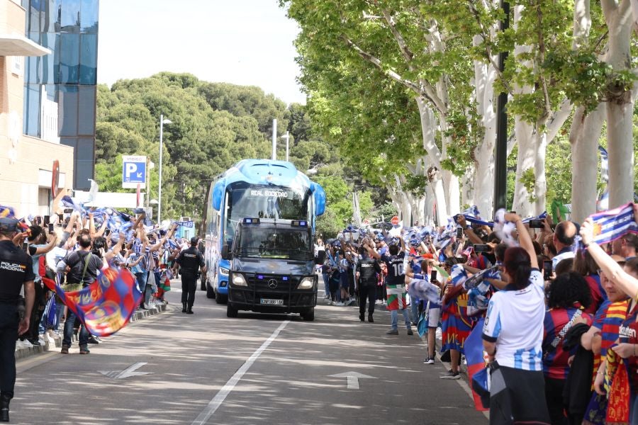 El recibimiento al autobús, en imágenes