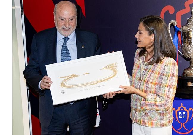 El vicepresidente de la Real Sociedad, Ángel Oyarzun, entrega a la Reina Letizia un dibujo de la playa de La Concha con el escudo de la Real.