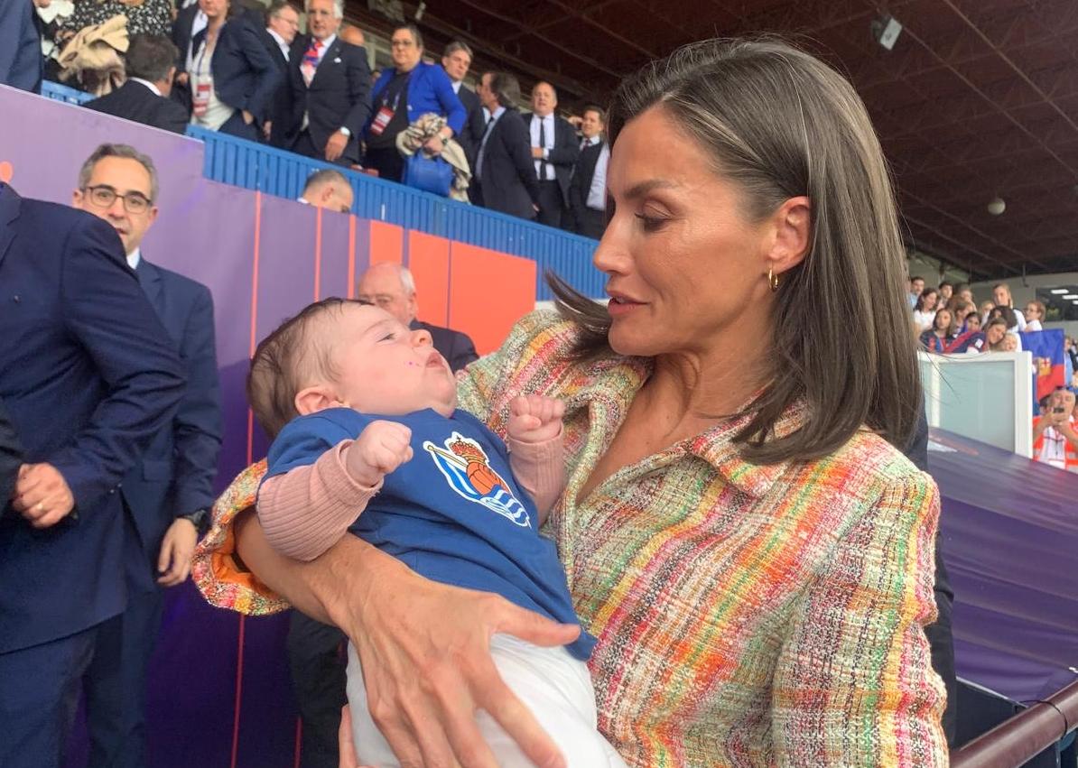 Imagen secundaria 1 - La escena completa del momento de la reina Letizia con Leire en brazos.