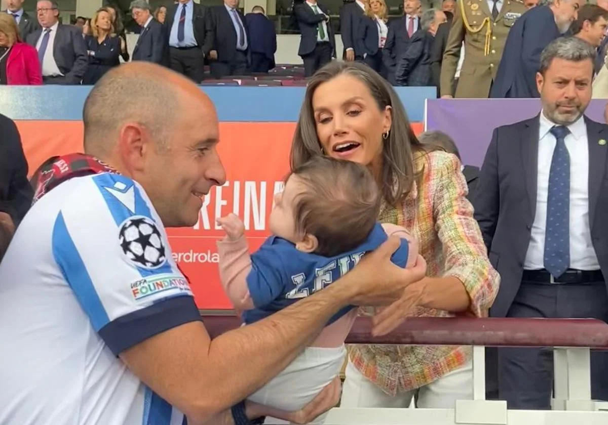 La bebé de la Real Sociedad, en brazos de la reina Letizia: «No me lo podía  creer, se acercó y cogió a Leire» | El Diario Vasco