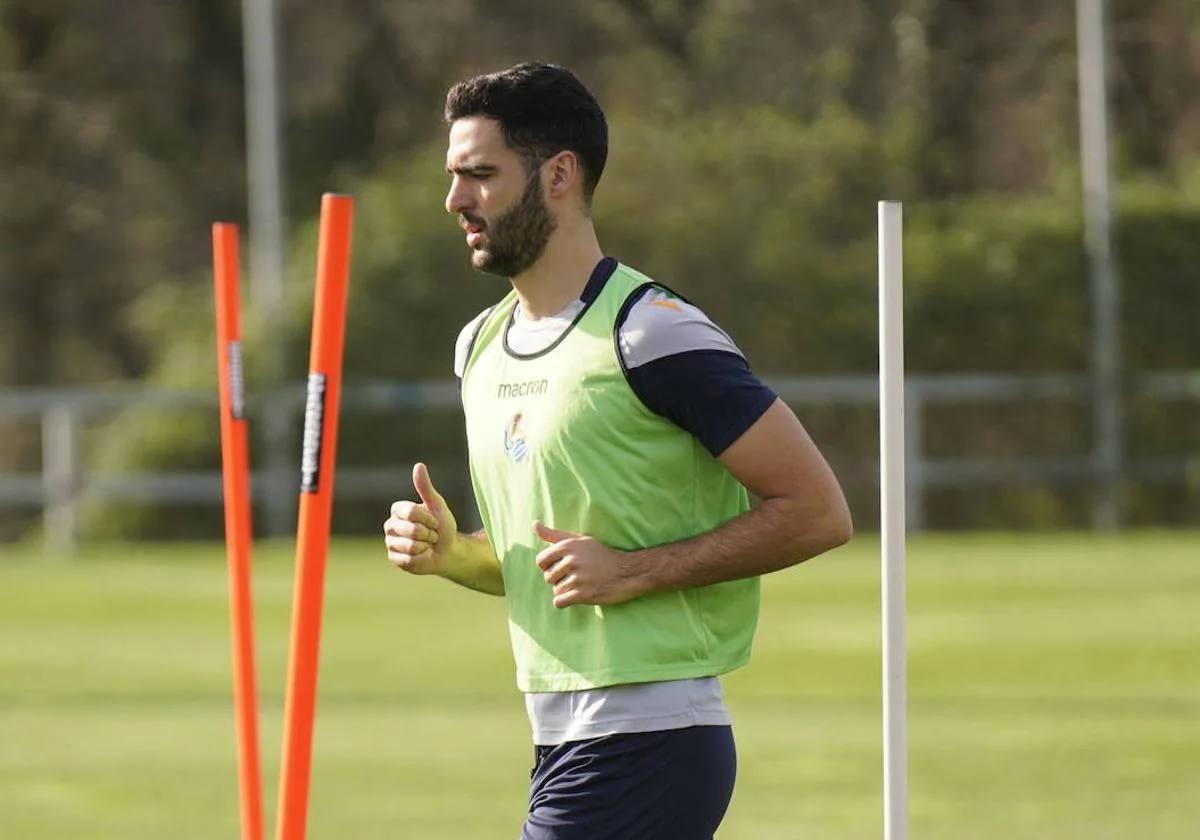 Olabe, sobre Merino en la Real Sociedad: «Estoy convencido de que va a seguir con nosotros»